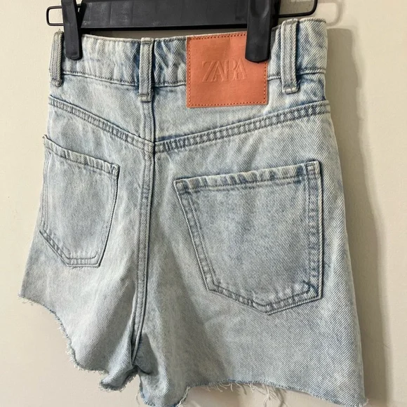 ZARA Acid Light Wash Super High Rise Distressed Hem Denim Shorts Size 0 - Picture 8 of 11